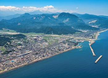 日本海に面した海抜0メートルから3000メートル級の北アルプスの山に至るまでの広大な面積を有し、世界ジオパークにも日本で最初に認定された糸魚川市に工場があります。また地球上でも、珍しい質の高い地質遺産や歴史・文化遺産があり、この見学地点の集まりをジオサイトと呼び、24か所もあります。